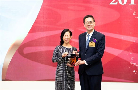 鄭敏如從陳百里局長接受健康產業大獎 鄭敏如從陳百里局長接受健康產業大獎